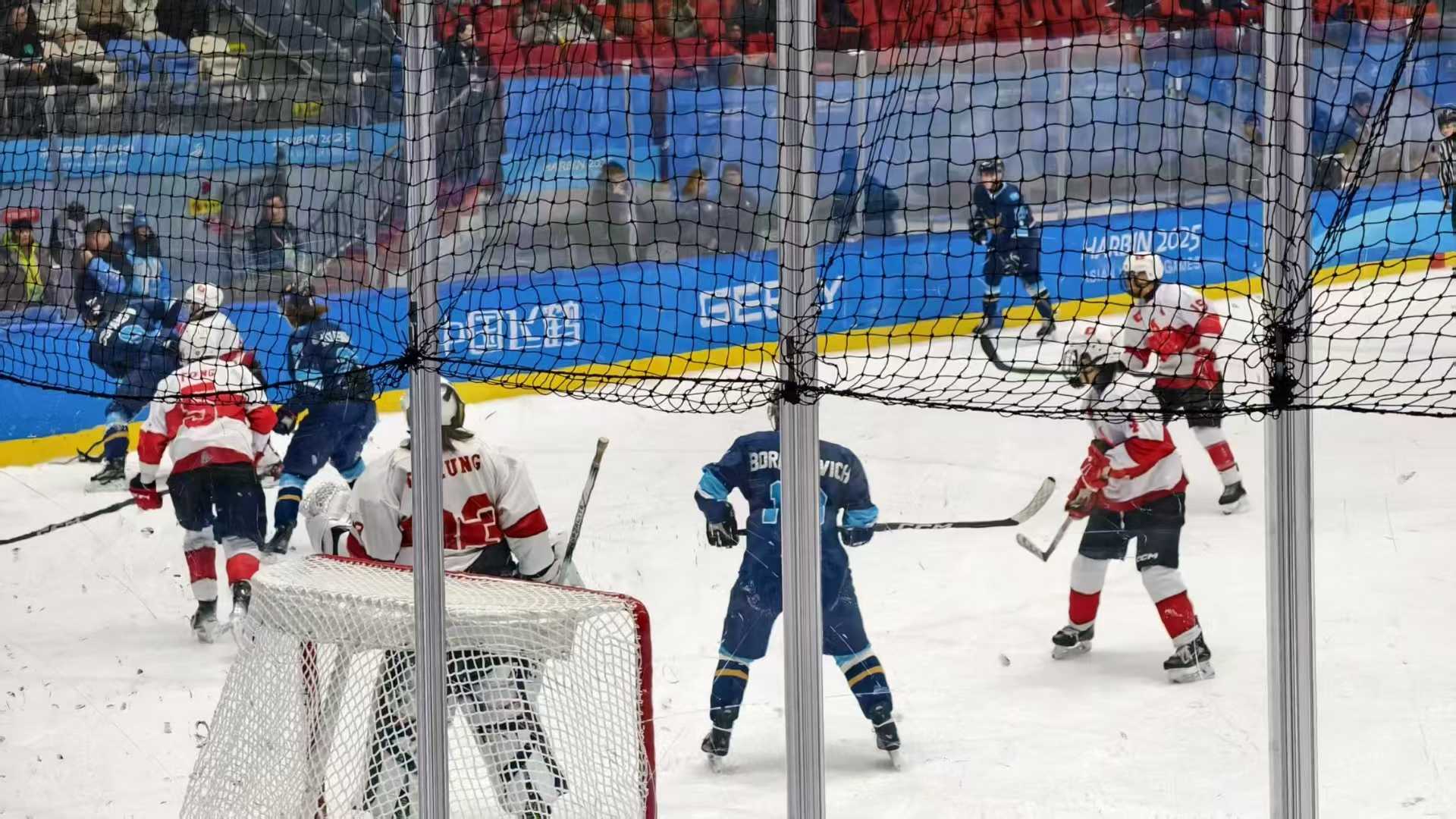 开云体育平台APP-一场经典之战！冰球点燃球迷热情