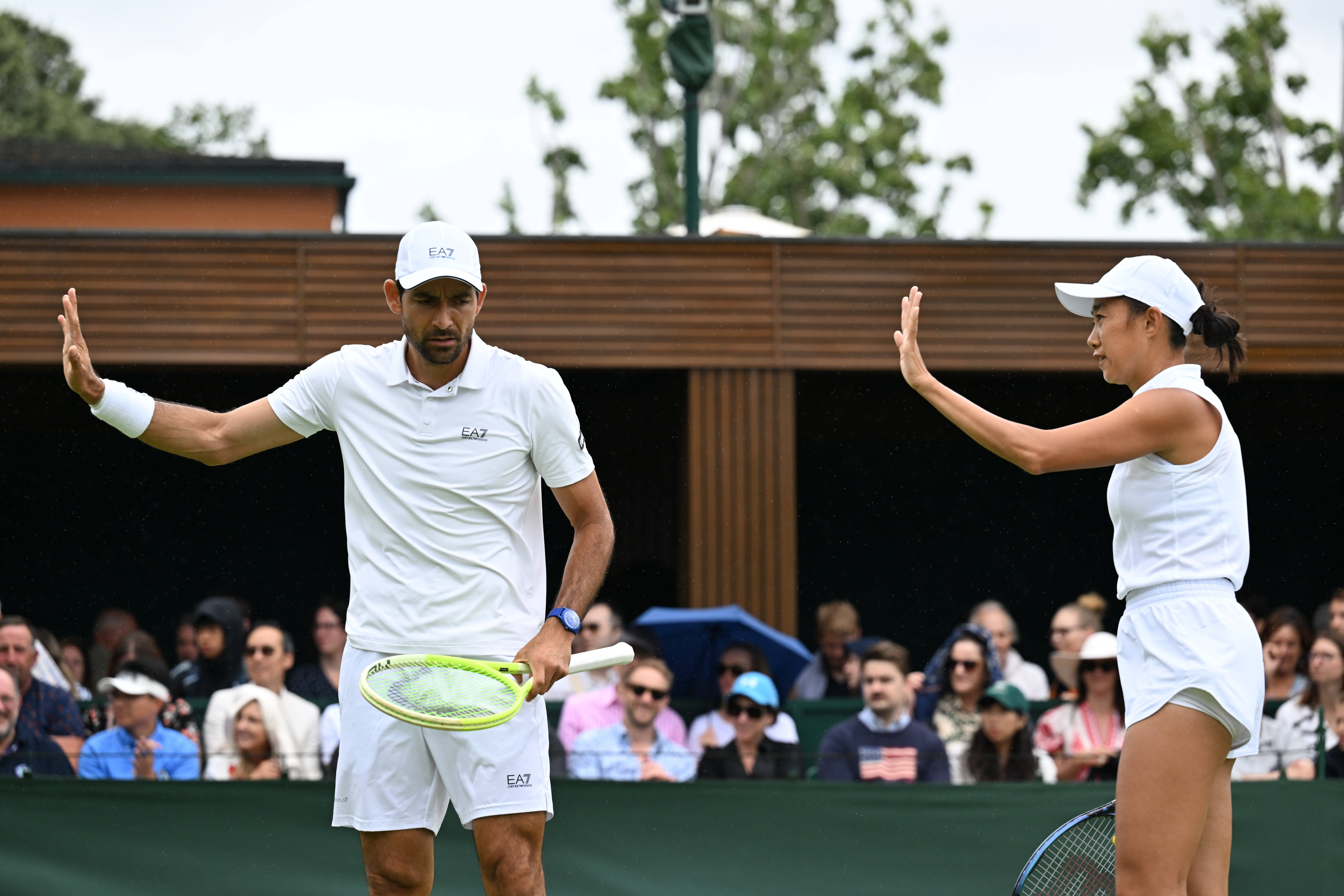 开云体育登录-网球传奇谢幕，球迷泪洒赛场
