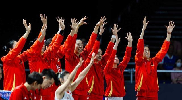 开云体育官网-场面火爆！排球观众席沸腾不已