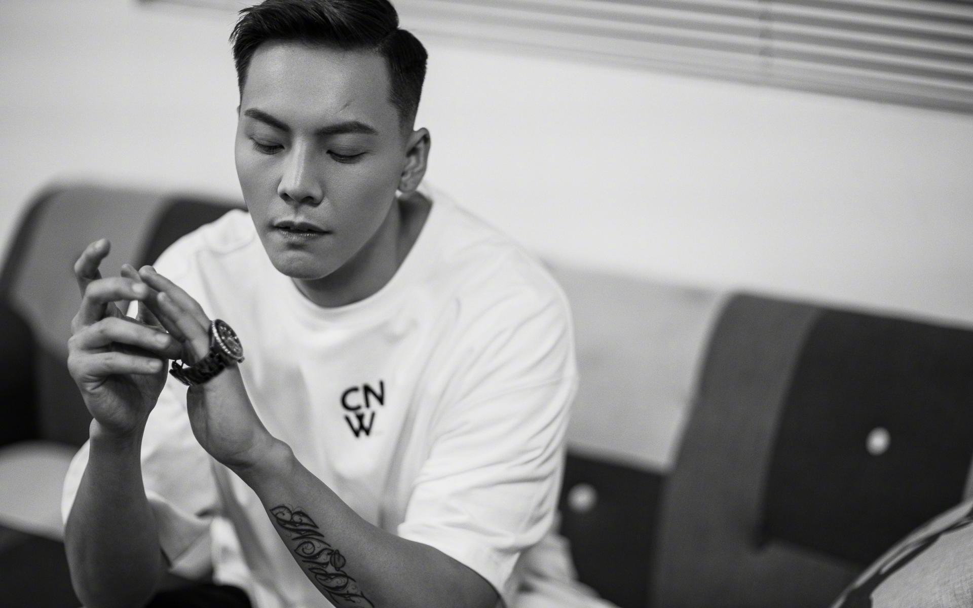 当艺术家的笔触划过夜穹,拉文用极致个人秀在开拓者主场定义完美